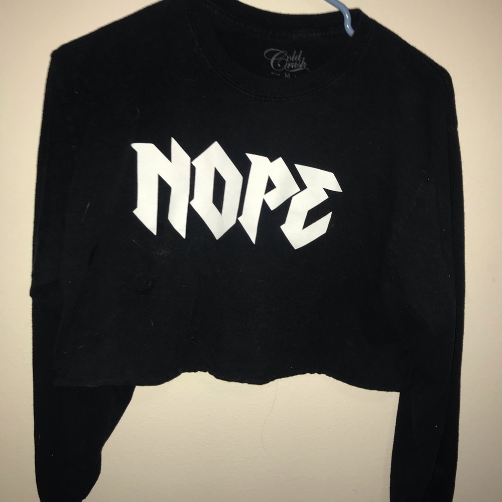 Cropped long sleeve shirt.